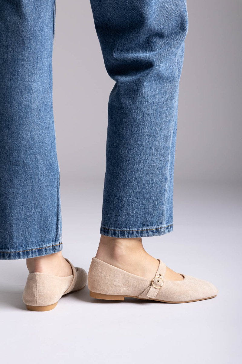Ideal shoes - Mary Jane Ballet Flats With Buckle - Beige Suede