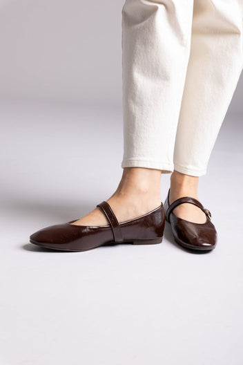 Ideal shoes - Mary Jane Ballet Flats With Buckle - Brown Matte
