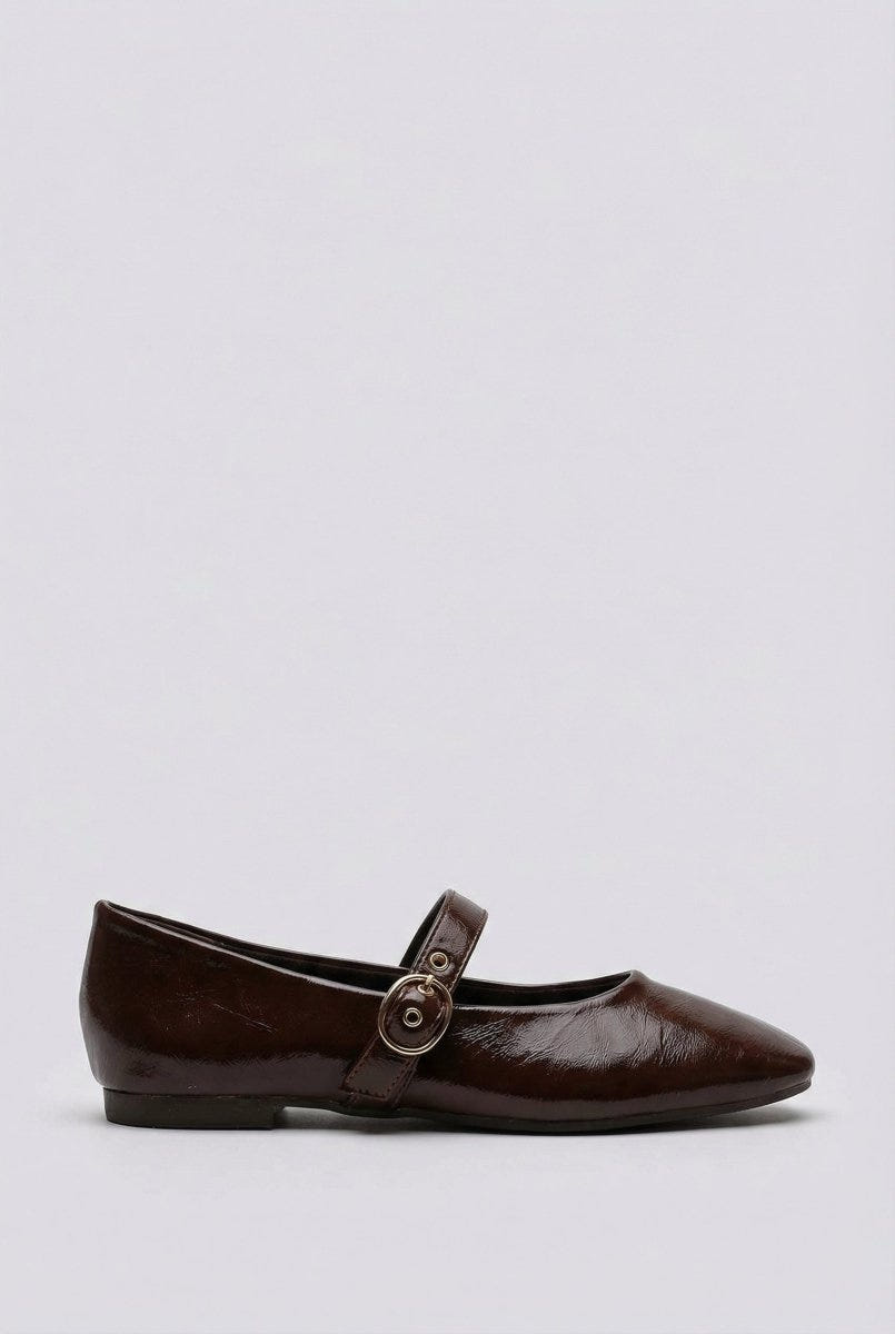Ideal shoes - Mary Jane Ballet Flats With Buckle - Brown Matte