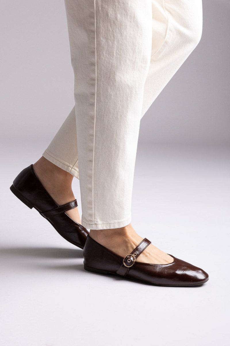 Ideal shoes - Mary Jane Ballet Flats With Buckle - Brown Matte