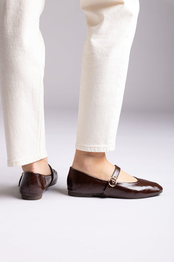 Ideal shoes - Mary Jane Ballet Flats With Buckle - Brown Matte