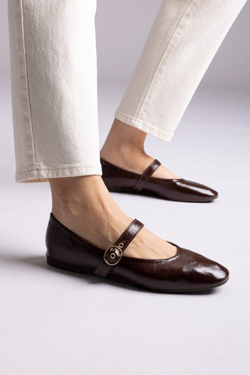 Ideal shoes - Mary Jane Ballet Flats With Buckle - Brown Matte