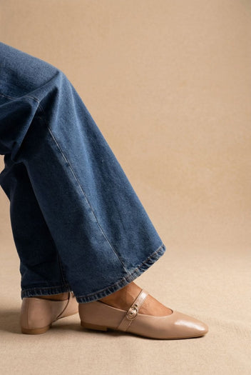 Ideal shoes - Mary Jane Ballet Flats With Buckle - Nude