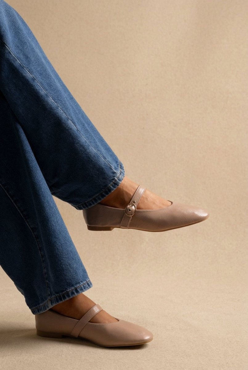 Ideal shoes - Mary Jane Ballet Flats With Buckle - Nude