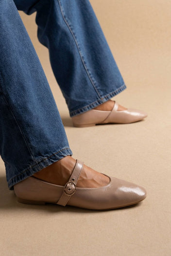 Ideal shoes - Mary Jane Ballet Flats With Buckle - Nude