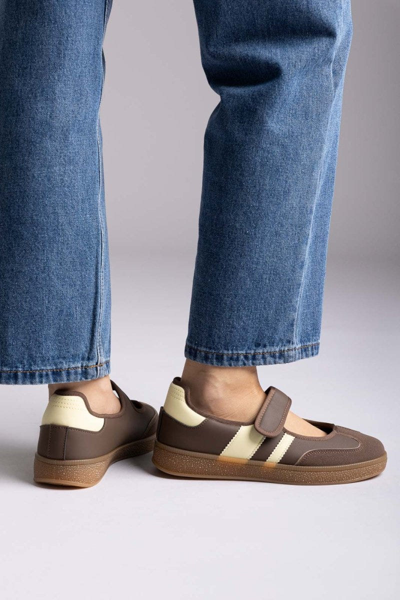 Ideal shoes - Mary Jane Sneakers - Brown Matte