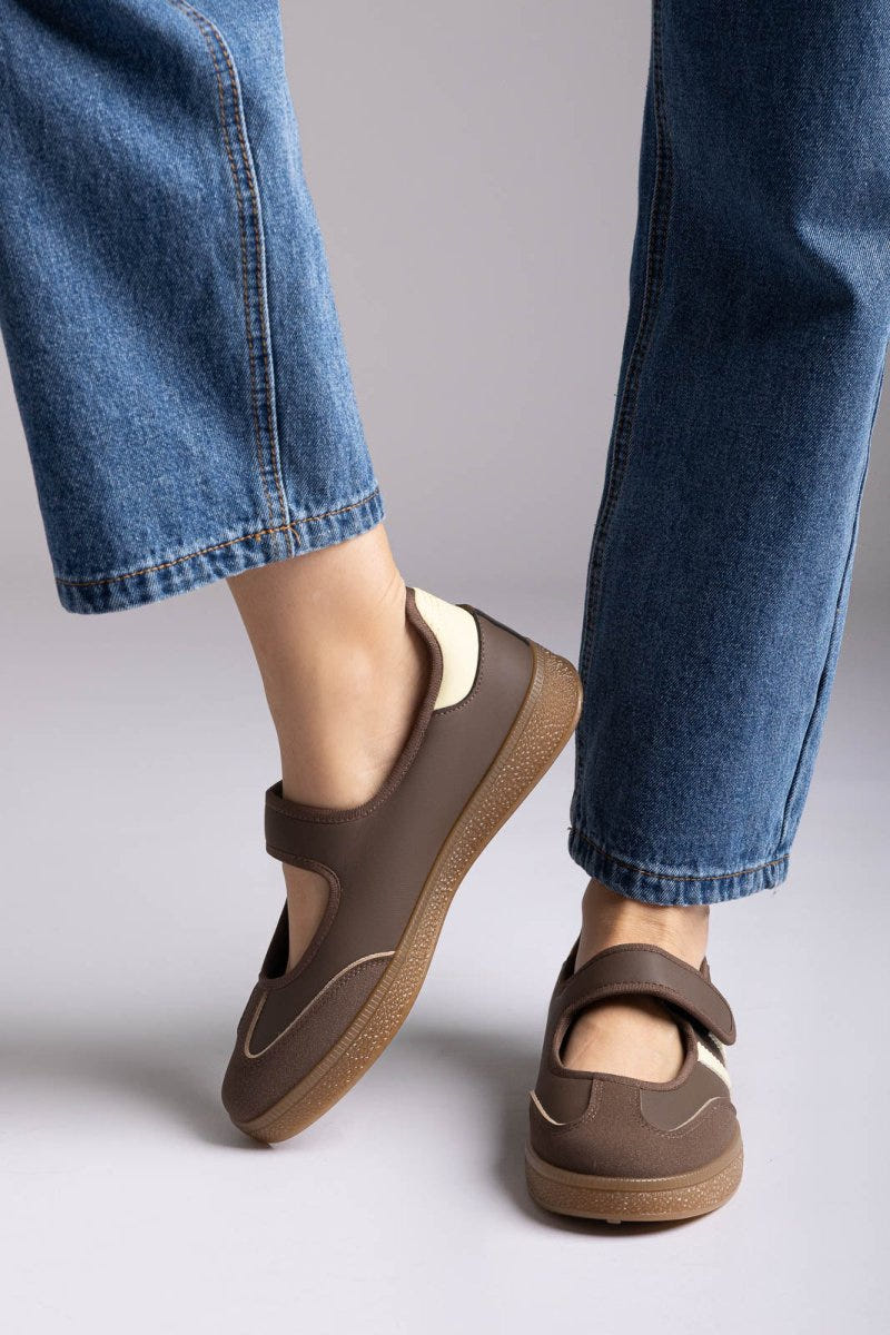 Ideal shoes - Mary Jane Sneakers - Brown Matte