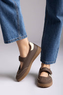 Ideal shoes - Mary Jane Sneakers - Brown Matte