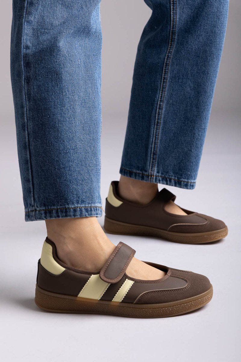 Ideal shoes - Mary Jane Sneakers - Brown Matte