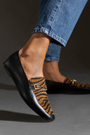 Μοκασίνια με ponyskin TFP - Μαύρο/Μπεζ - thefashionproject.gr - TFP