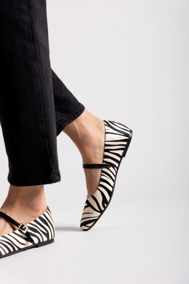 Μπαλαρίνες Mary Jane σατέν με print TFP - Μπεζ/Μαύρο - thefashionproject.gr - TFP