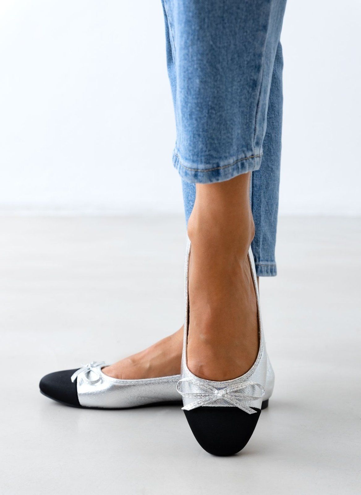 Μπαλαρίνες με suede λεπτομέρεια - Ασημί - thefashionproject.gr - ERYNN