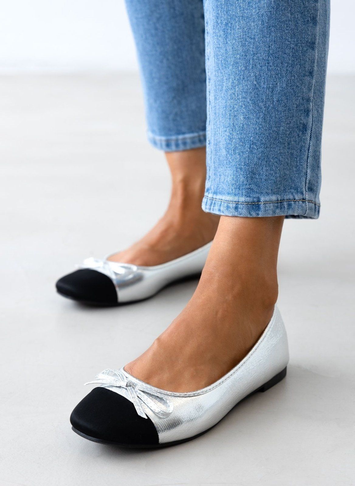 Μπαλαρίνες με suede λεπτομέρεια - Ασημί - thefashionproject.gr - ERYNN
