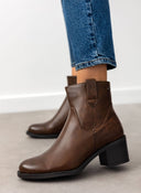 Μποτάκια casual με εξωτερικές ραφές - Καφέ - thefashionproject.gr - MIRA & MAX