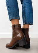 Μποτάκια casual με εξωτερικές ραφές - Καφέ - thefashionproject.gr - MIRA & MAX