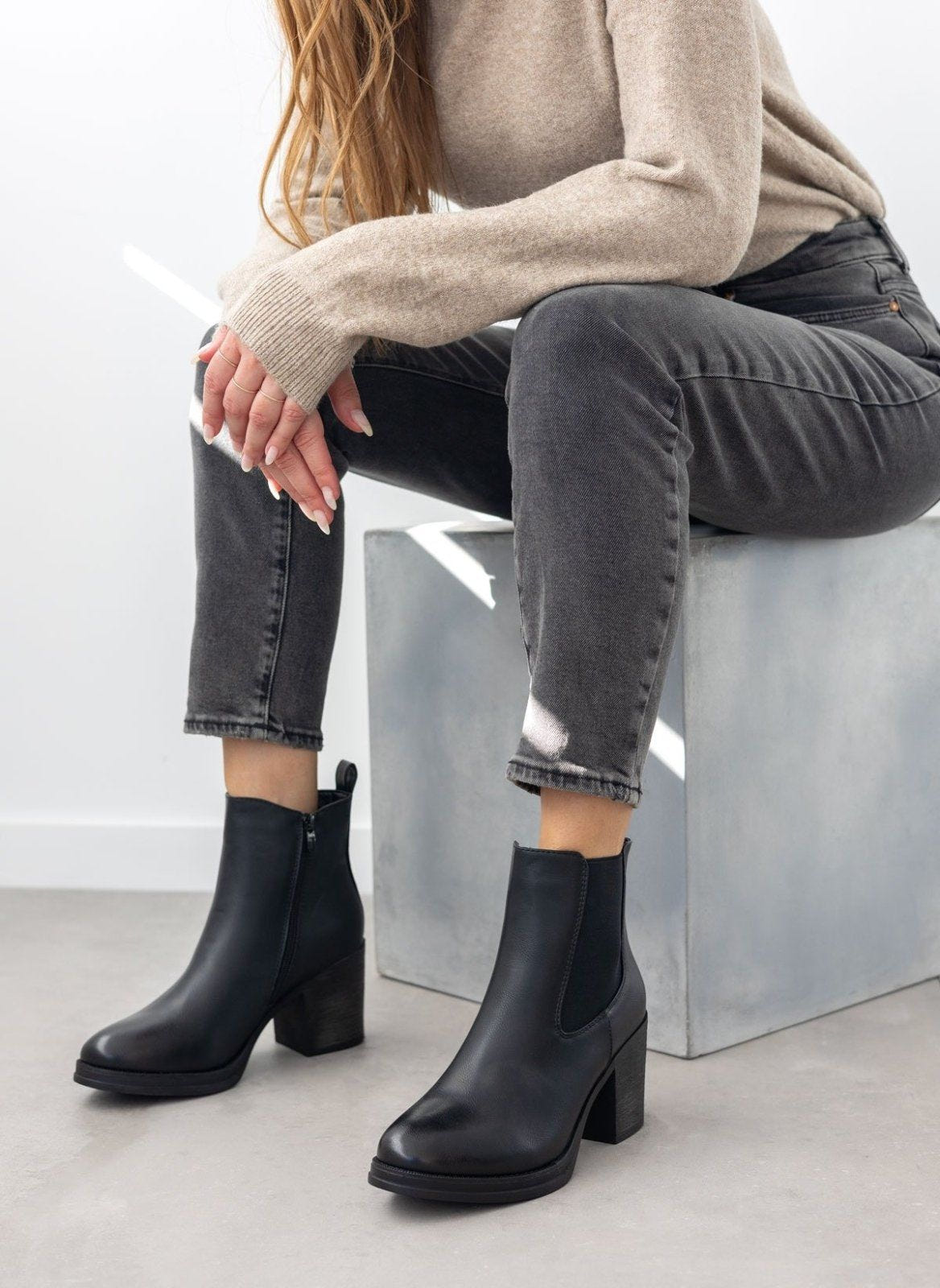 Μποτάκια casual με εξωτερικές ραφές - Μαύρο - thefashionproject.gr - MIRA & MAX