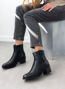 Μποτάκια casual με εξωτερικές ραφές - Μαύρο - thefashionproject.gr - MIRA & MAX
