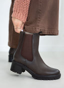 Μποτάκια με λάστιχο στο πλάι - Καφέ - thefashionproject.gr - Super Mode