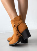 Μποτάκια suede με ζωνάκι και κρόσσια - Κάμελ - thefashionproject.gr - The Fashion Project