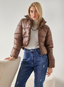 Μπουφάν καπιτονέ σε cropped γραμμή - Καφέ - thefashionproject.gr - The Fashion Project