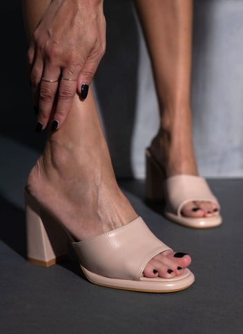 Mules ανοιχτά με φάσα - Nude - thefashionproject.gr - CM Paris