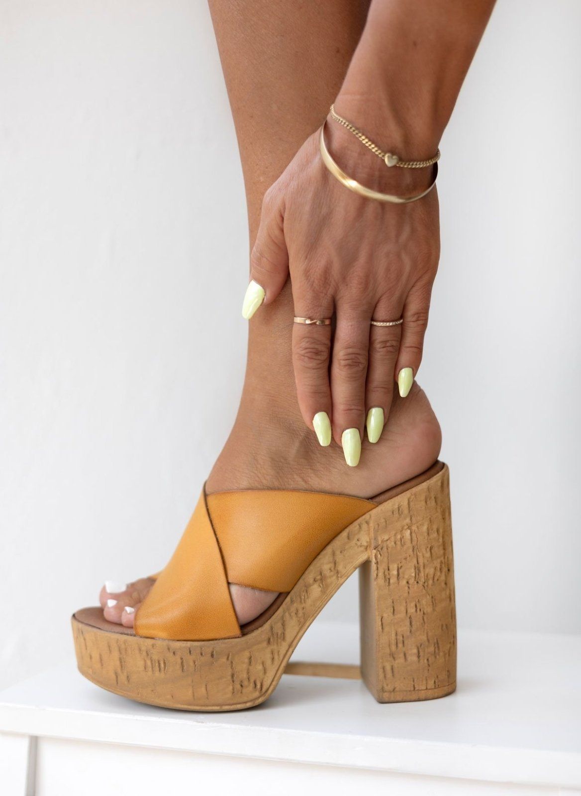 Mules crossover δερμάτινα με φελλό - Κάμελ - thefashionproject.gr - Estil