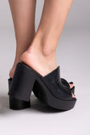 Mules δερμάτινα με φαρδιά φάσα TFP - Μαύρο - thefashionproject.gr - TFP