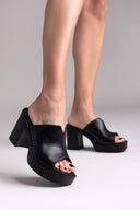 Mules δερμάτινα με φαρδιά φάσα TFP - Μαύρο - thefashionproject.gr - TFP