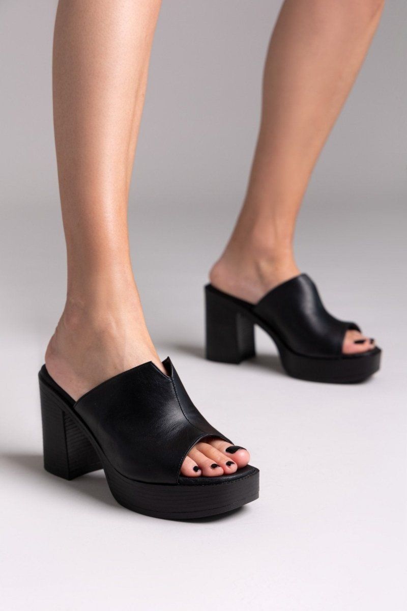 Mules δερμάτινα με φαρδιά φάσα TFP - Μαύρο - thefashionproject.gr - TFP