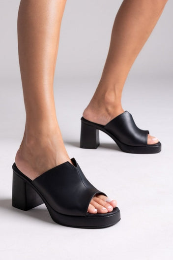 Mules δερμάτινα με φαρδιά φάσα TFP - Μαύρο - thefashionproject.gr - TFP