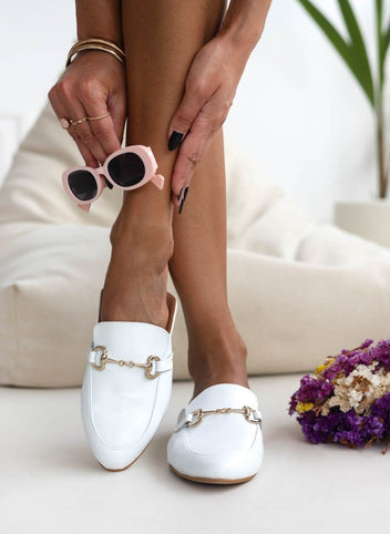 Mules φλατ με μεταλλικό διακοσμητικό TFP - Λευκό - thefashionproject.gr - TFP