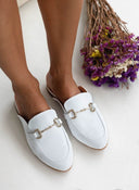 Mules φλατ με μεταλλικό διακοσμητικό TFP - Λευκό - thefashionproject.gr - TFP