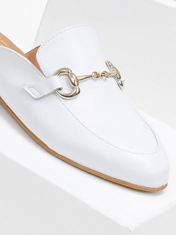 Mules φλατ με μεταλλικό διακοσμητικό TFP - Λευκό - thefashionproject.gr - TFP