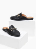 Mules φλατ με μεταλλικό διακοσμητικό TFP - Μαύρο - thefashionproject.gr - TFP