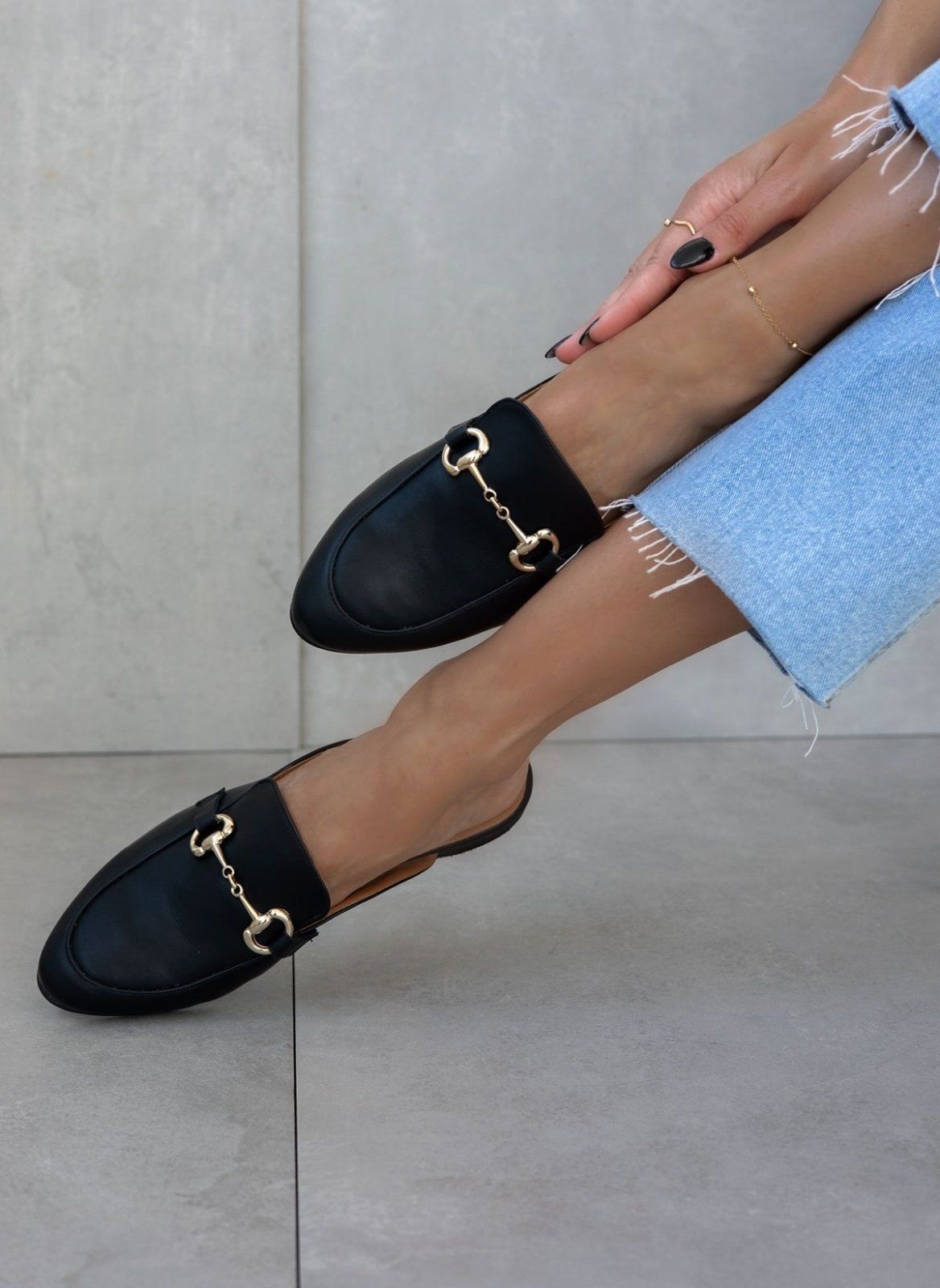 Mules φλατ με μεταλλικό διακοσμητικό TFP - Μαύρο - thefashionproject.gr - TFP