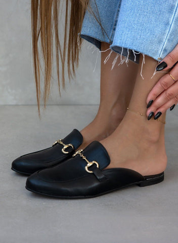 Mules φλατ με μεταλλικό διακοσμητικό TFP - Μαύρο - thefashionproject.gr - TFP