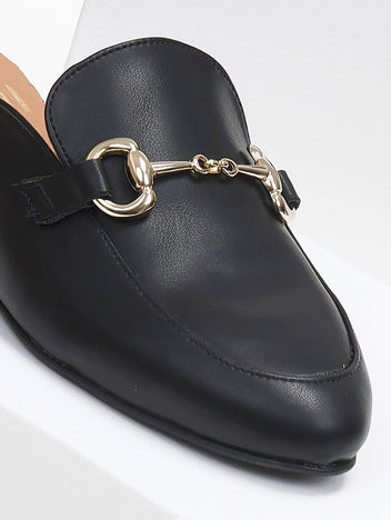 Mules φλατ με μεταλλικό διακοσμητικό TFP - Μαύρο - thefashionproject.gr - TFP