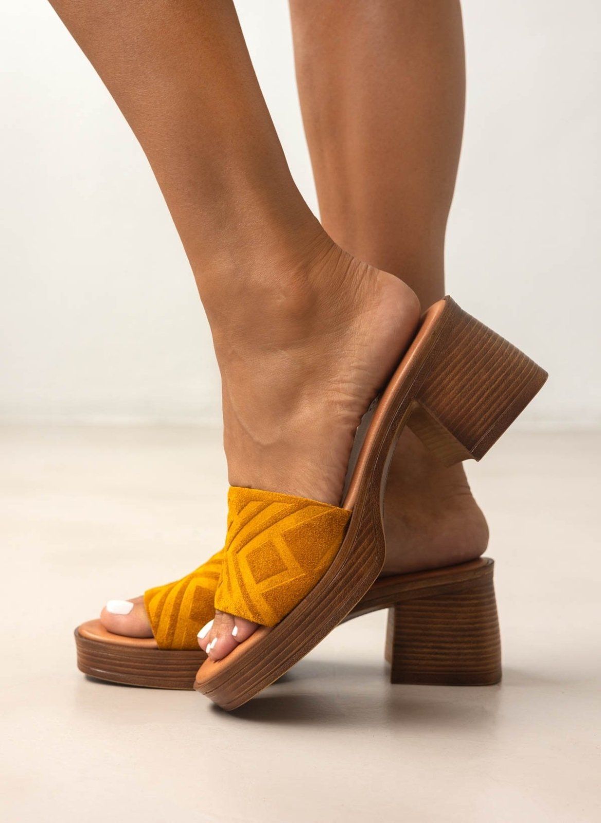 Mules καστόρινα με ανάγλυφο σχέδιο estil - Κίτρινο - thefashionproject.gr - Estil