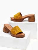 Mules καστόρινα με ανάγλυφο σχέδιο estil - Κίτρινο - thefashionproject.gr - Estil
