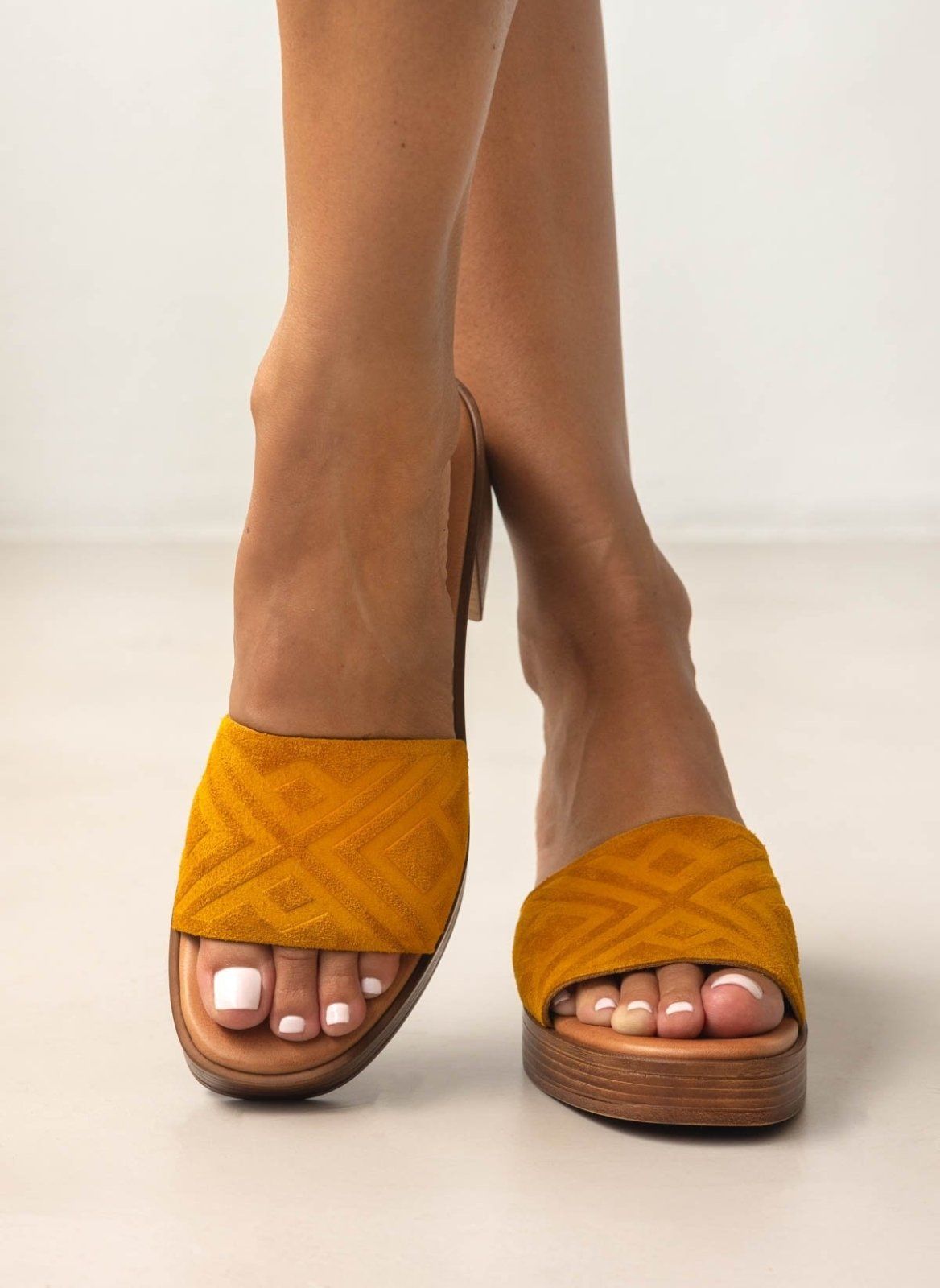 Mules καστόρινα με ανάγλυφο σχέδιο estil - Κίτρινο - thefashionproject.gr - Estil