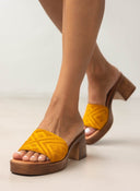Mules καστόρινα με ανάγλυφο σχέδιο estil - Κίτρινο - thefashionproject.gr - Estil