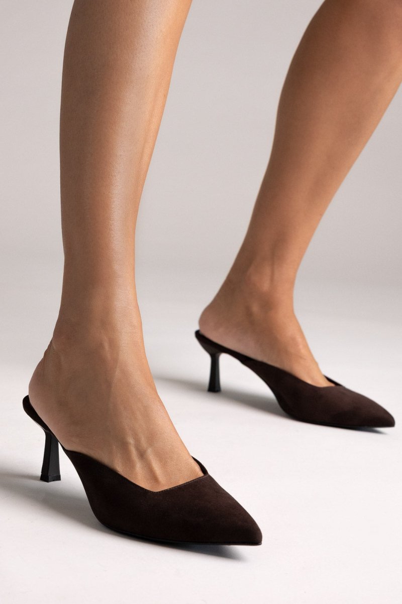 Mules με χαμηλό τακούνι TFP - καφέ σουέτ