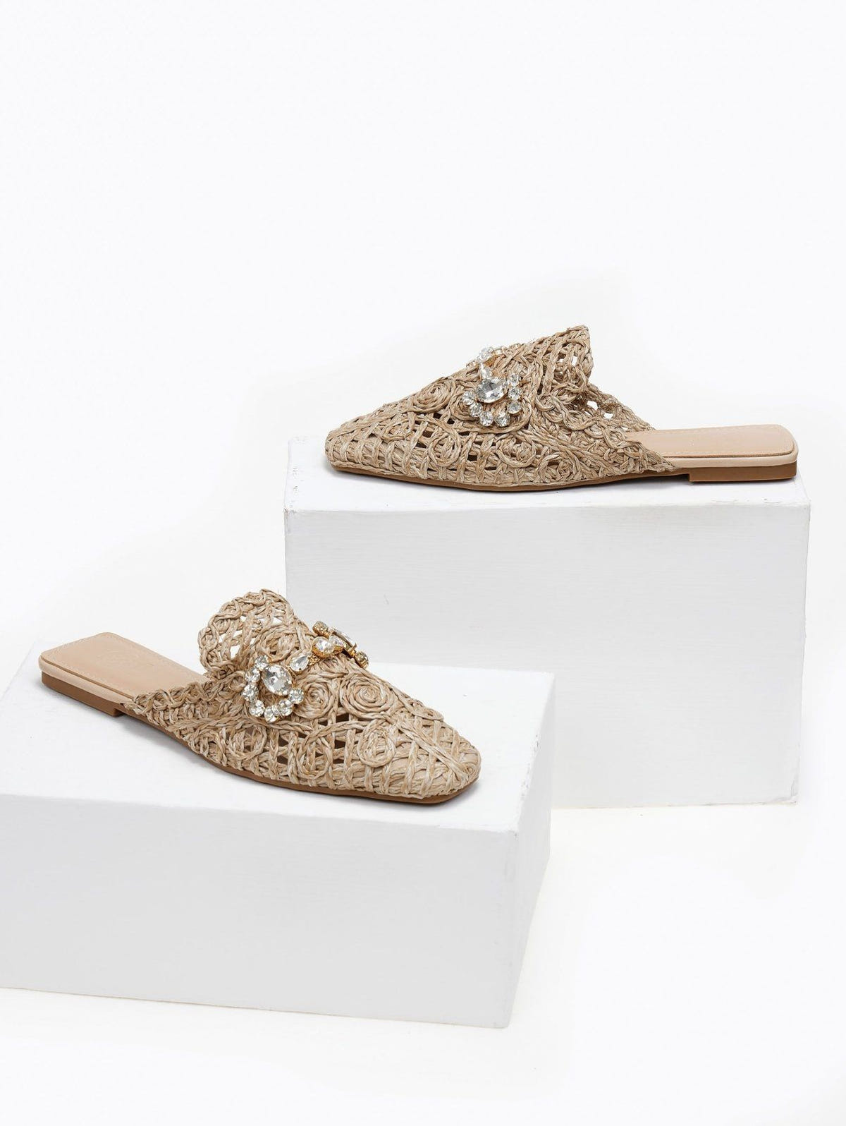 Mules κλειστά από ψάθα - Τάουπε - thefashionproject.gr - ERYNN