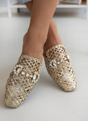 Mules κλειστά από ψάθα - Τάουπε - thefashionproject.gr - ERYNN