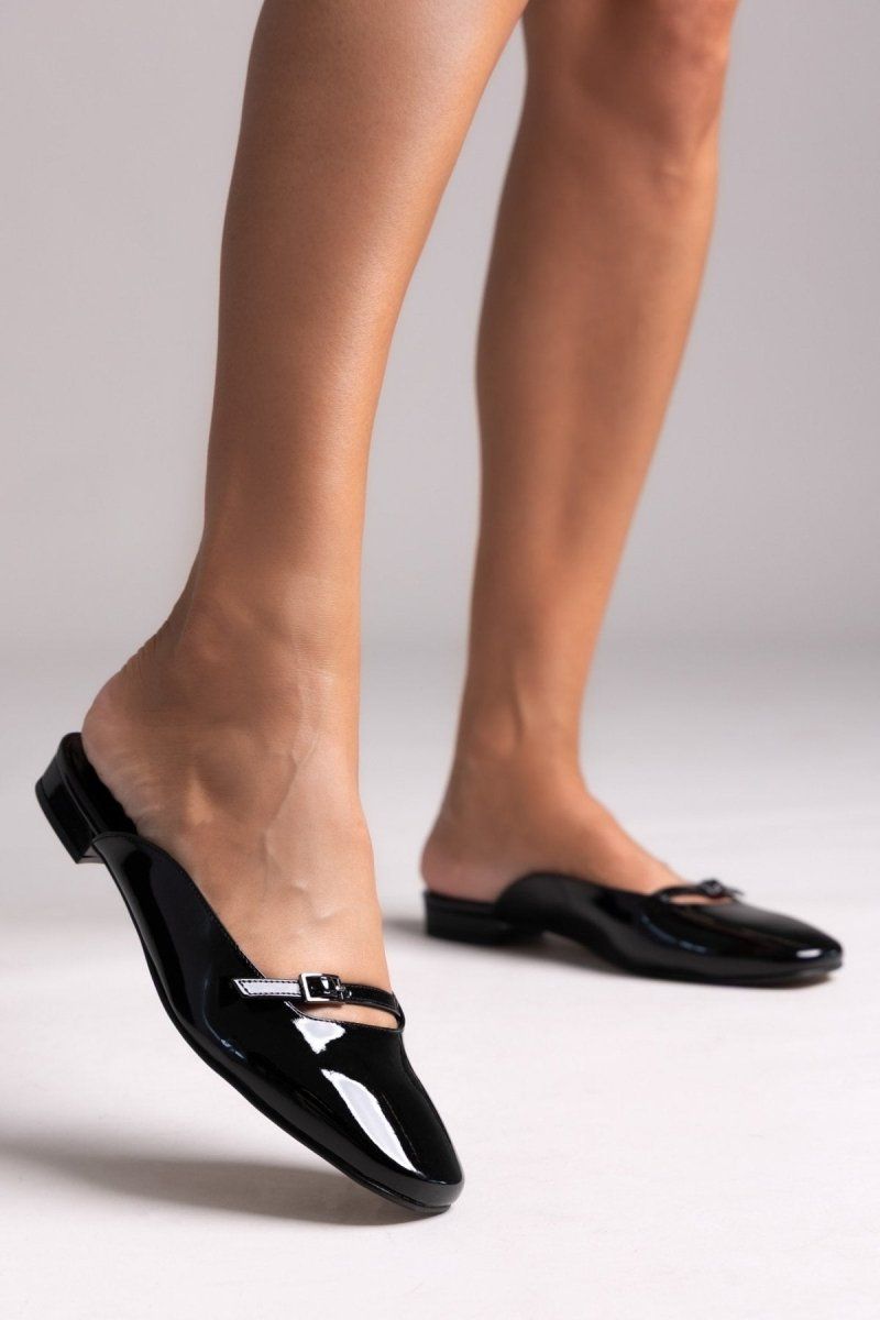 Mules λουστρίνι με λουράκι TFP - Μαύρο - thefashionproject.gr - TFP