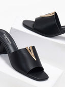 Mules με v cut μεταλλικό στοιχείο