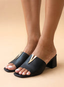 Mules με v cut μεταλλικό στοιχείο