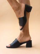 Mules με v cut μεταλλικό στοιχείο