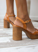 Πέδιλα δερμάτινα crossover με μπαρέτα