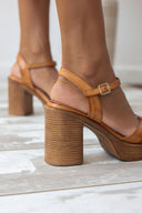 Πέδιλα δερμάτινα crossover με μπαρέτα